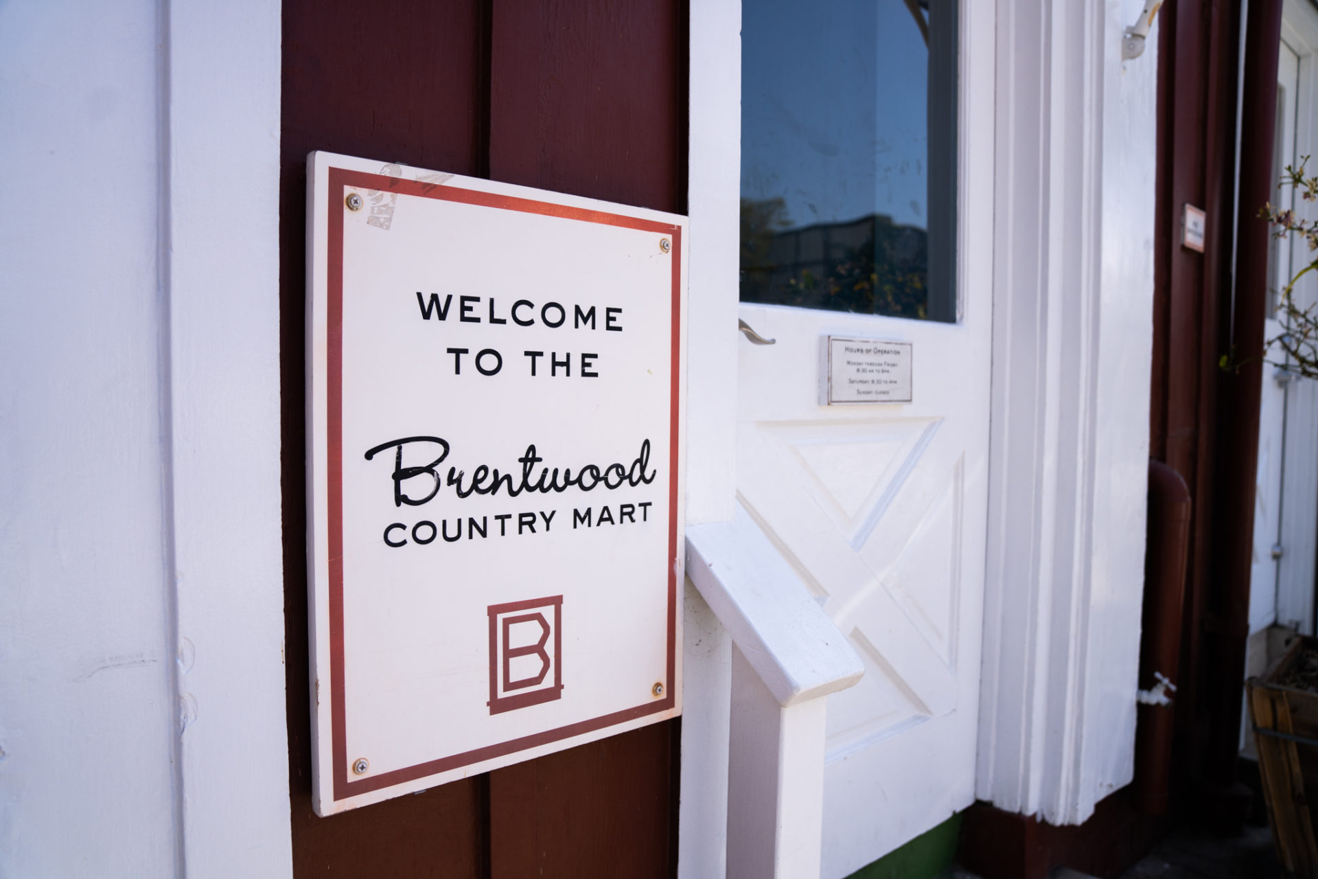 Brentwood Country Mart Sign